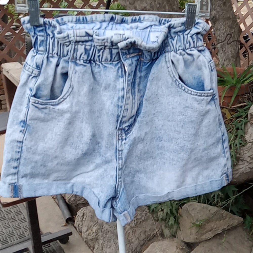 Woman's bleach wash shorts high-rise paper bag shorts size 6